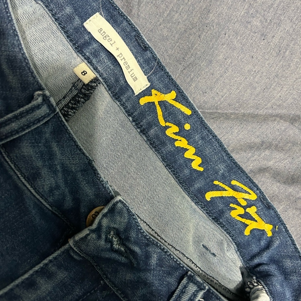 Angel + Premium Stretch Jeans Kim Fit style, featuring embroidered cuffs floral - Picture 5 of 6